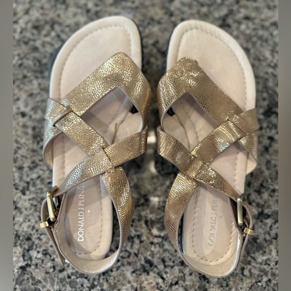 Donald J. Pliner Thong Sandals in Gold, Size 9M - Picture 10 of 14